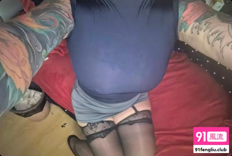 纹身大胸少妇